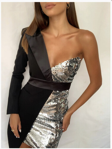 فستان اسود مع لمعه لون فضي