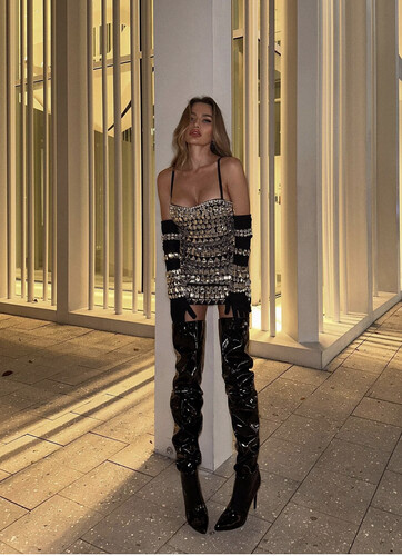 فستان شوارفسكي قصير مع قفازات