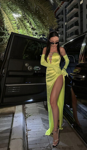 فستان اخضر نيون مع قفازات و شوارفسكي