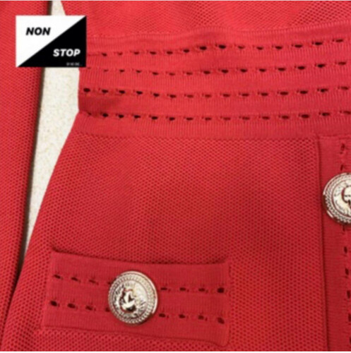 فستان احمر مع اكمام طويلة