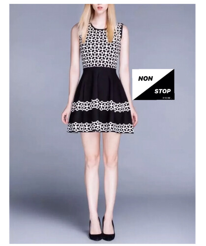 فستان اسود على ورد