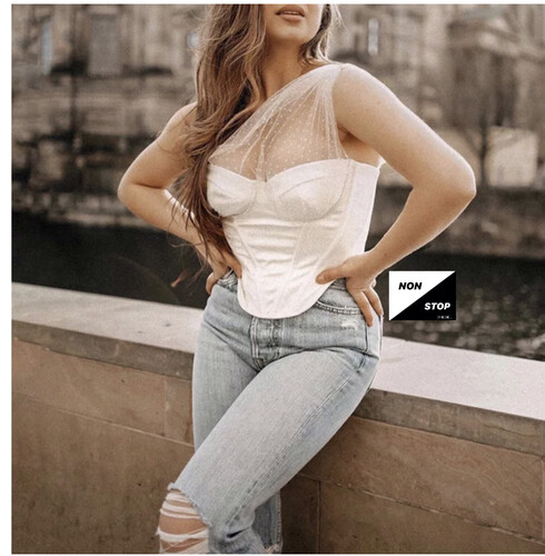 توب بكتف واحد لون ابيض