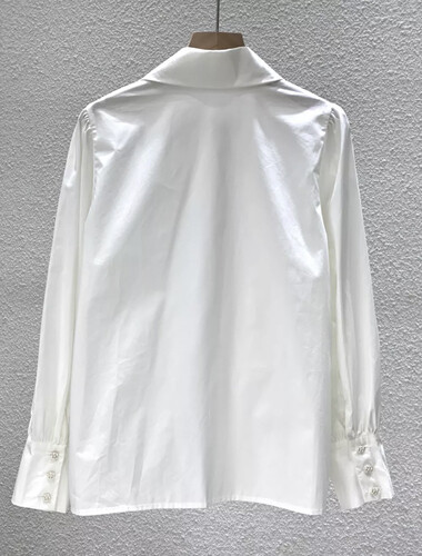 قميص ابيض مع قبه شوارفسكي و لؤلؤ كم طويل