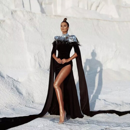 فستان اسود مخمل مع كرستال و ريش