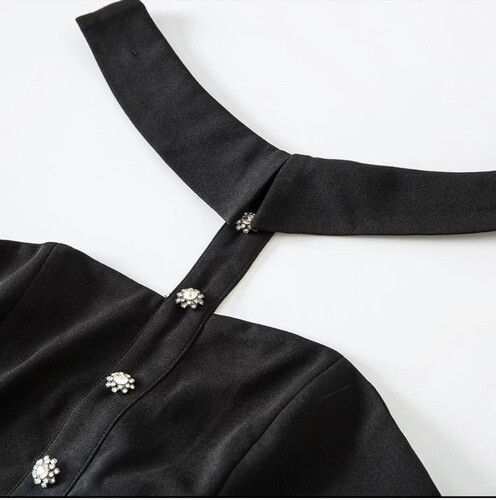 فستان اسود مع اكمام خارجيه و ازرار سواروفسكي