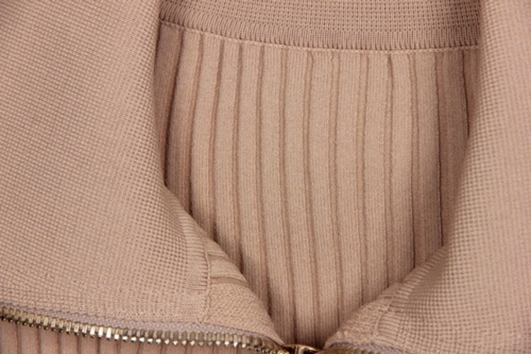 بلوزه حياكه لون بيج مع ازرار