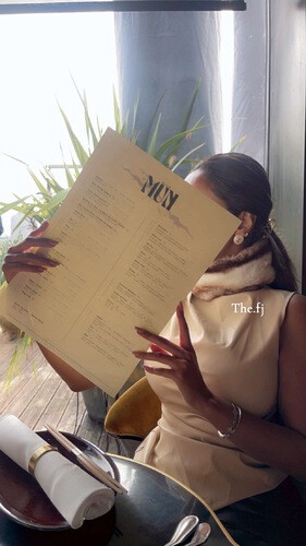 توب جلد بيج مع فرو بني على القبه