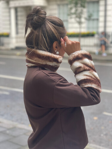 بدله قطعتين بنطلون وبلوزه بني مع فرو