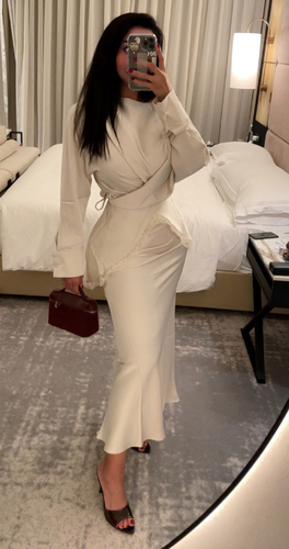 بدله قطعتين تنوره و توب ساتان مع دانتيل