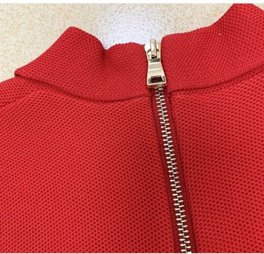 فستان احمر مع اكمام طويلة