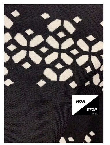 فستان اسود على ورد