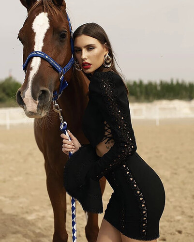 فستان اسود مع اكمام طويله