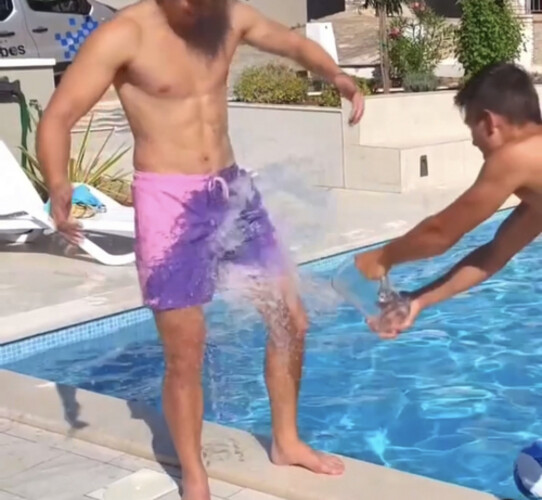 شورت بحر تتغير الوانه بالماء بنفسجي وردي