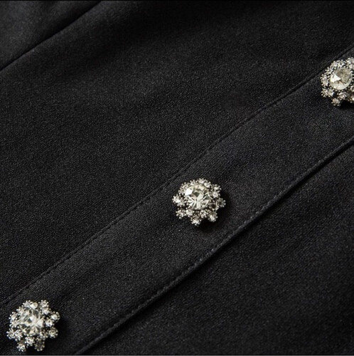 فستان اسود مع اكمام خارجيه و ازرار سواروفسكي