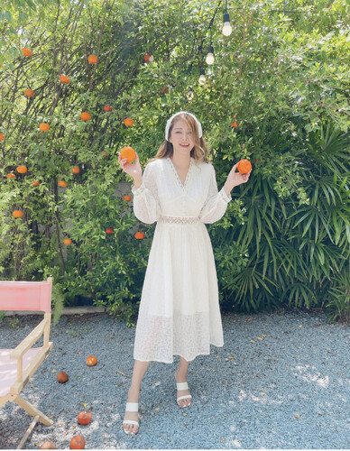 فستان ابيض مع اكمام طويله