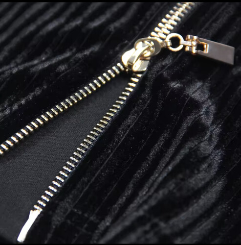 فستان مخمل اسود ب اكمام طويله