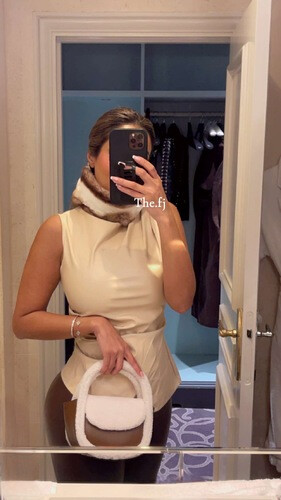 توب جلد بيج مع فرو بني على القبه