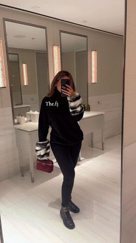 بدله قطعتين بلوزه مع فرو على الاكمام و بنطلون