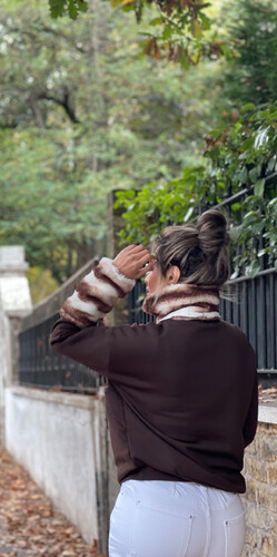 بدله قطعتين بنطلون وبلوزه بني مع فرو