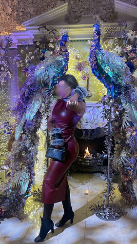 بدله قطعتين توب وتنوره جلد مع فرو