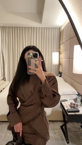 بدله قطعتين تنوره و توب ساتان مع دانتيل