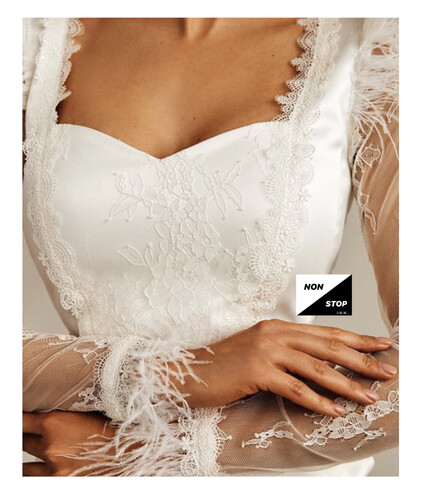 فستان باندج ابيض مع ريش