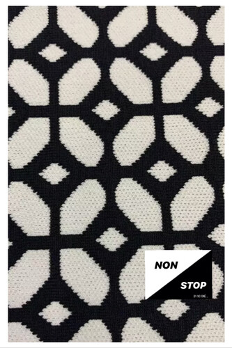 فستان اسود على ورد