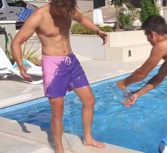 شورت بحر تتغير الوانه بالماء بنفسجي وردي