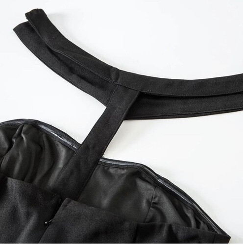 فستان اسود مع اكمام خارجيه و ازرار سواروفسكي