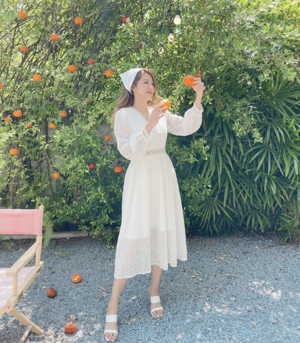 فستان ابيض مع اكمام طويله