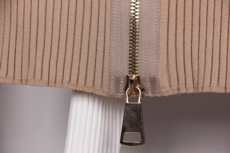 بلوزه حياكه لون بيج مع ازرار