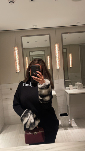 بدله قطعتين بلوزه مع فرو على الاكمام و بنطلون