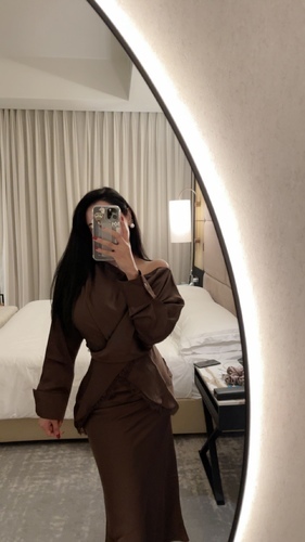 بدله قطعتين تنوره و توب ساتان مع دانتيل