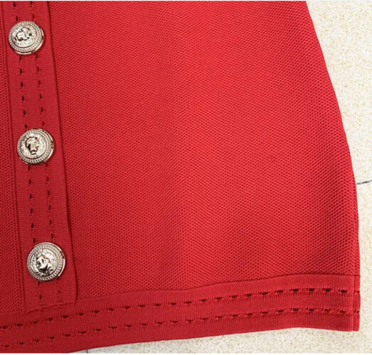 فستان احمر مع اكمام طويلة