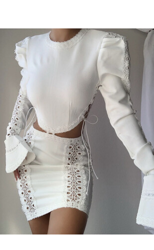 فستان ابيض مع اكمام طويله