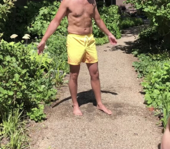 شورتات بحر تتغير الوانهم اصفر برتقالي