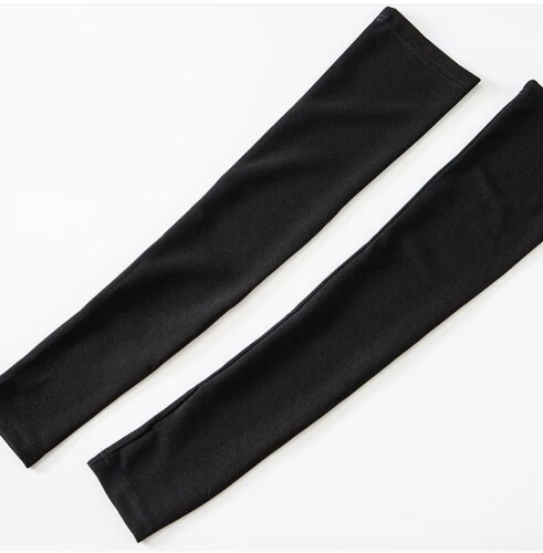 فستان اسود مع اكمام خارجيه و ازرار سواروفسكي