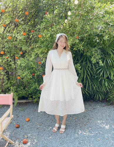 فستان ابيض مع اكمام طويله