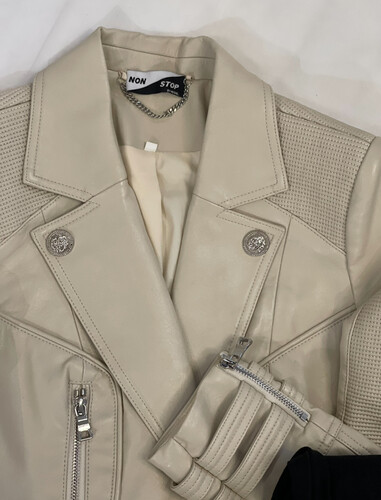 جاكيت جلد بيج