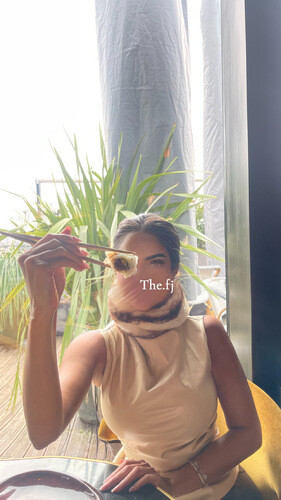 توب جلد بيج مع فرو بني على القبه