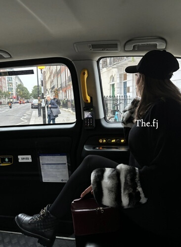 بدله قطعتين بلوزه مع فرو على الاكمام و بنطلون