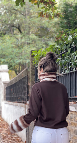 بدله قطعتين بنطلون وبلوزه بني مع فرو