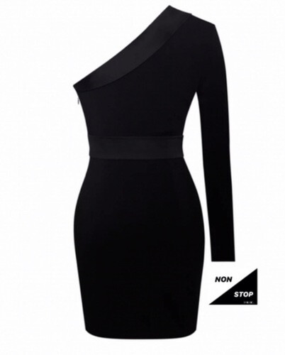 فستان اسود مع لمعه لون ذهبي