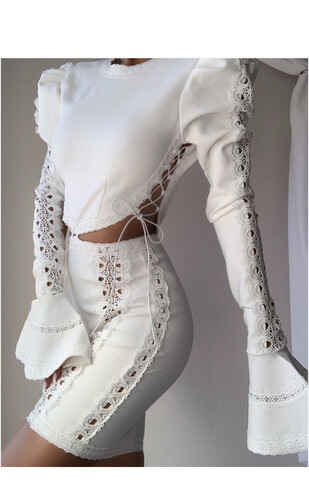 فستان ابيض مع اكمام طويله