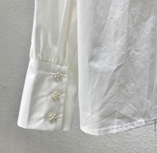 قميص ابيض مع قبه شوارفسكي و لؤلؤ كم طويل