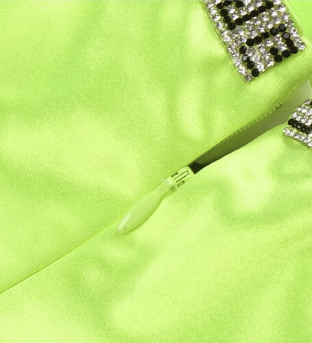 فستان اخضر نيون مع قفازات و شوارفسكي