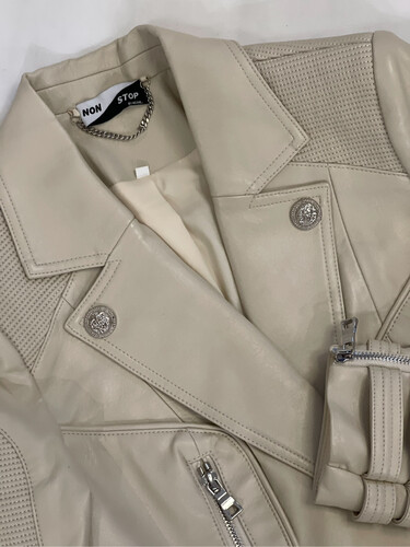 جاكيت جلد بيج
