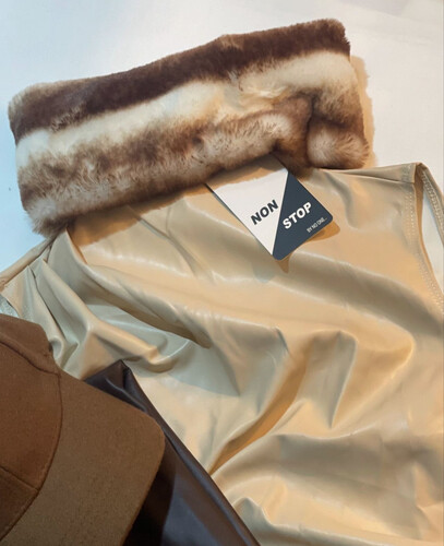 توب جلد بيج مع فرو بني على القبه