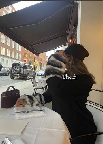 بدله قطعتين بلوزه مع فرو على الاكمام و بنطلون