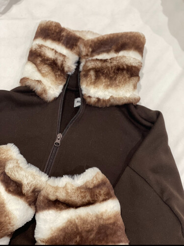 بدله قطعتين بنطلون وبلوزه بني مع فرو